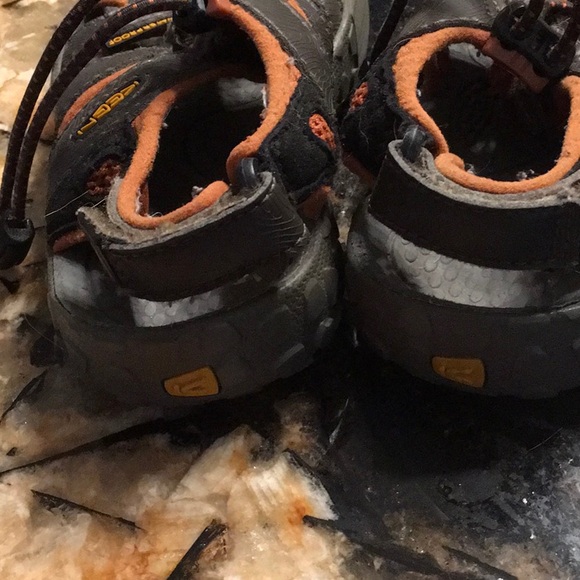 Keen water sandal/sneaker. Little kid size 11 - Picture 3 of 6